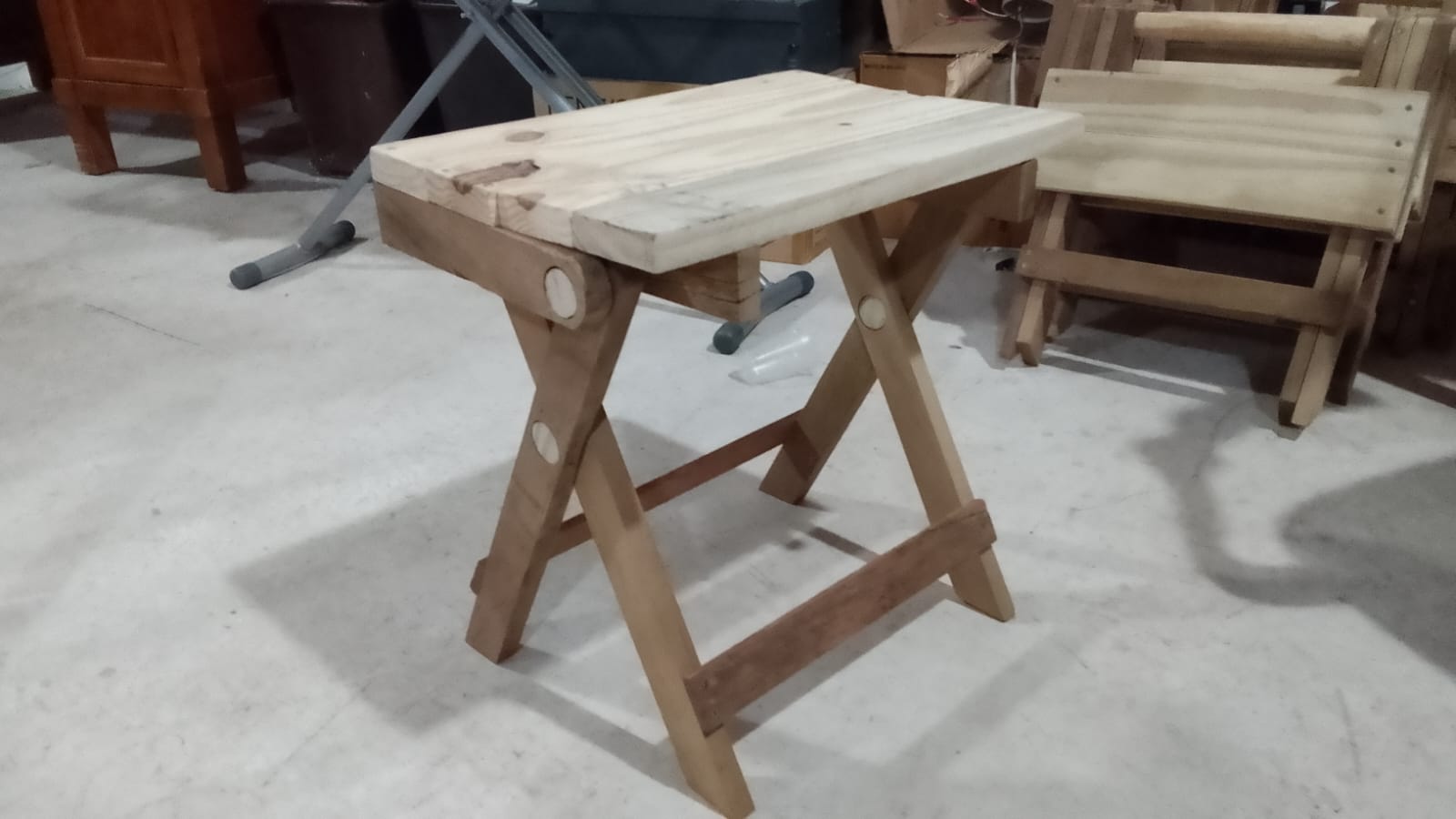mesita de madera portatil y práctico