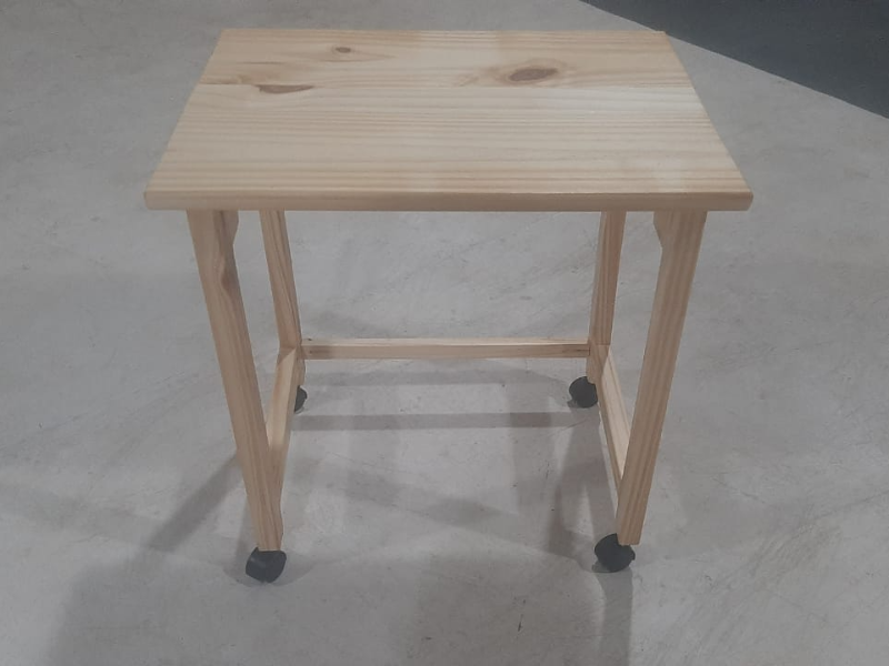 Mesita Pupitre de Madera con Ruedas