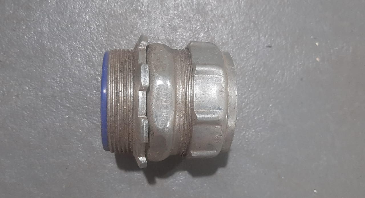Conector macho fijo