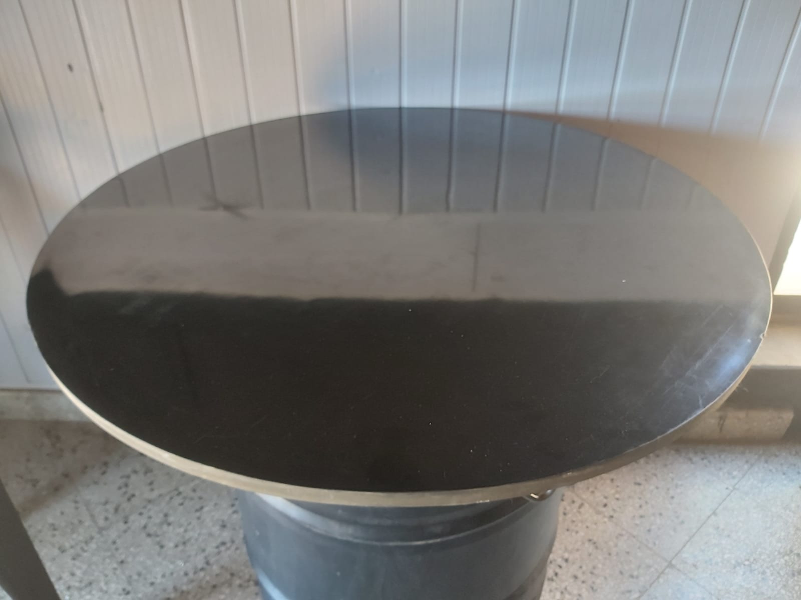 mesa alta con base de tambor especial para resto bars